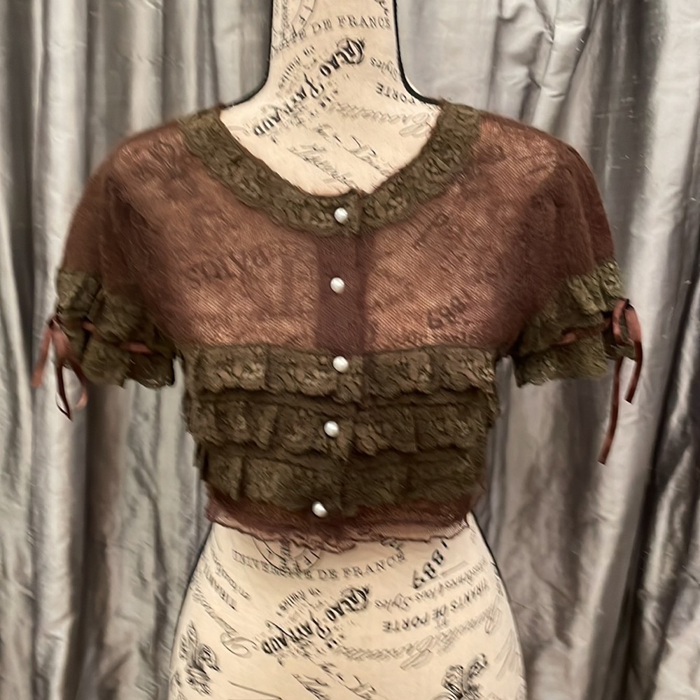 Kenzie Women’s short sweater size Large